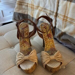 Chic Tan Bow Platform Heels